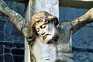 Sandstein-Kruzifix, an der Nordseite der Kirche, Kirchplatz