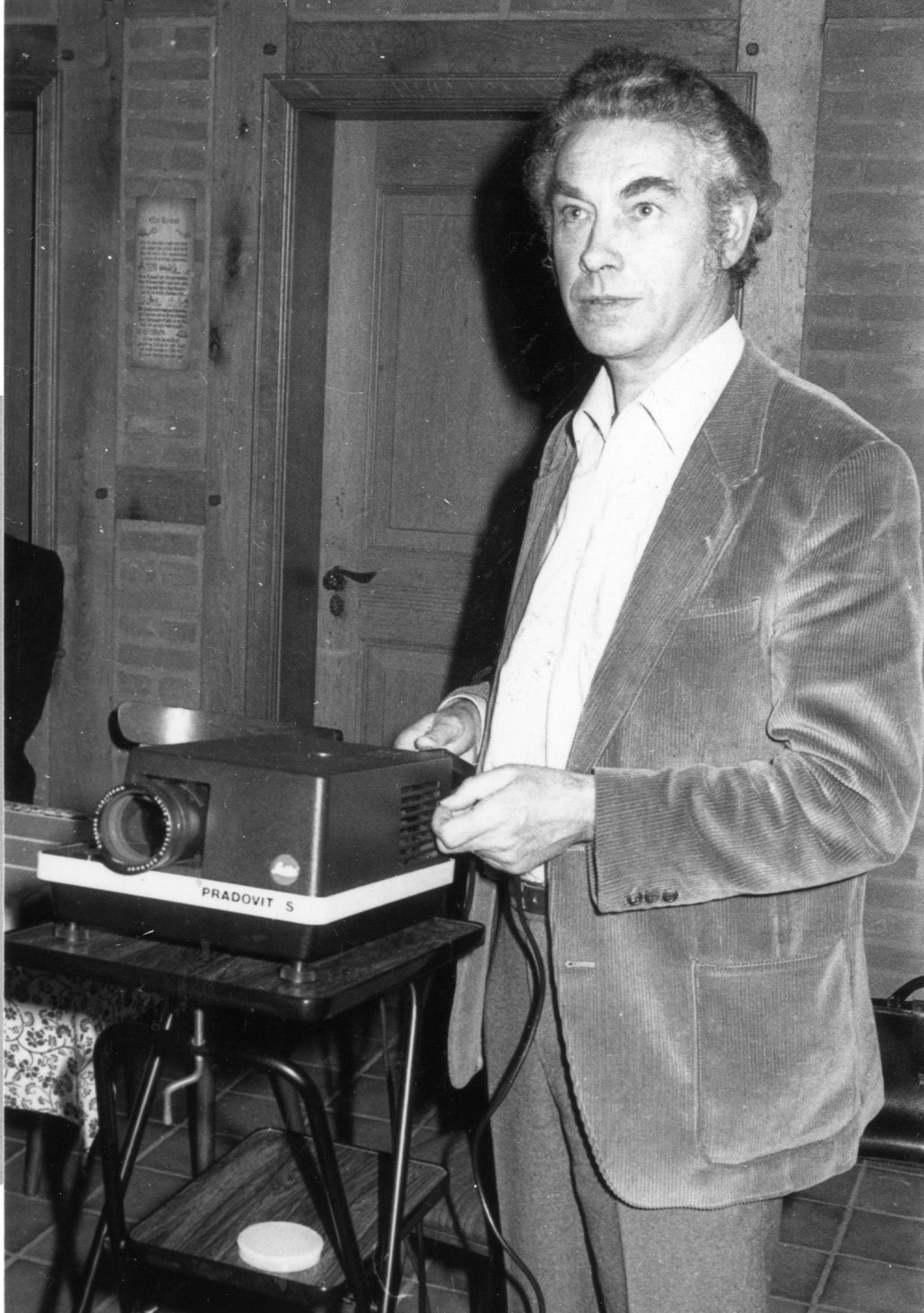 Albert Reinker beim Diavortrag im Pfarrheim   am 1.10.1983 