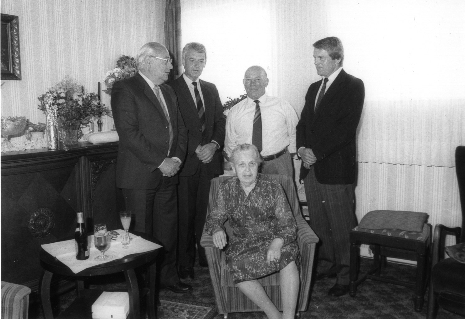 Besuch bei Josefine Middendorf: Bürgermeister Benno Poll, Pfarrer Franz Nottelmann, Franz Heimann, Hermann Dirksen   am 25.6.1988 