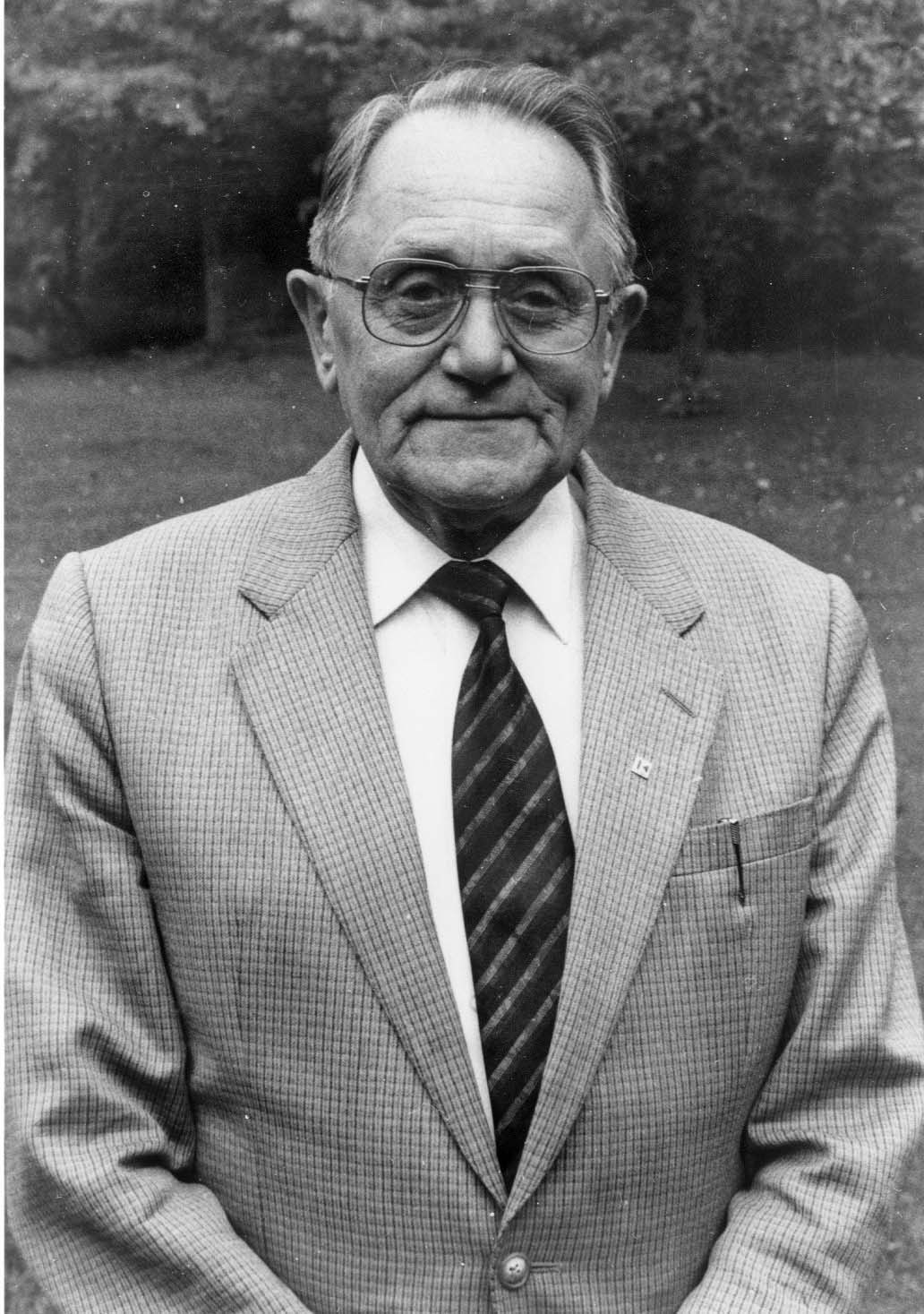 Organist und Dirigent des Kirchenchores Willy Leuer   am 1.10.1989 