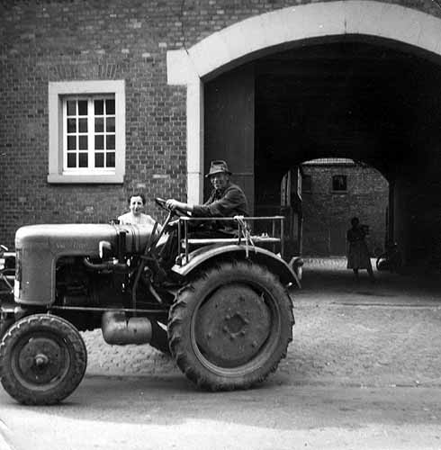Landwirt Heinrich Quast mit Traktor.