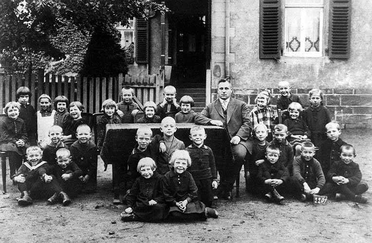 Klassenfoto der 1. Schulklasse im Jahre 1933 