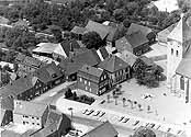 Luftbild vom Kirchplatz nach der Umgestaltung in 1967 