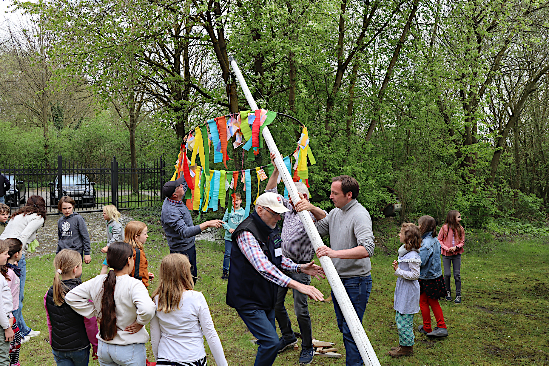 Zunächst errichteten die Kinder der Waldorfschule einen bunt geschmückten Wunschbaum