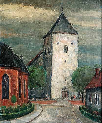 Der Turm der St.–Magnus–Kirche mit dunkelen Wolken bei Regenwetter von der Westseite des Kirchplatzes