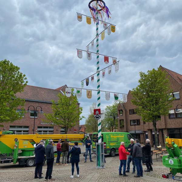 Maibaumaufstellen_1